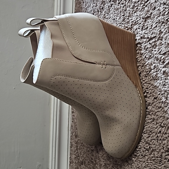 *NEW* DV by Dolce Vita Gerdy Wedge Bootie - Picture 2 of 13